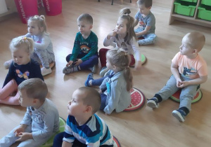Dzieci oglądają prezentację na temat praw dziecka.